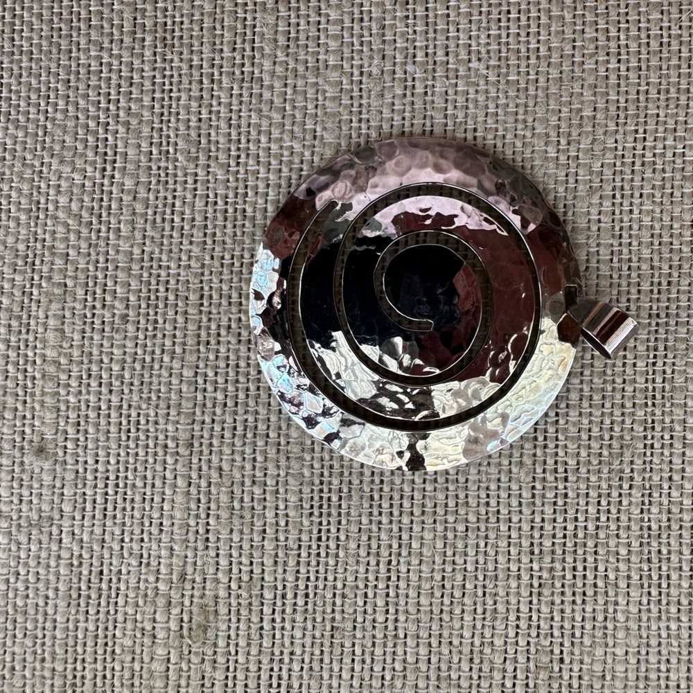 Sterling silver swirl medallion pendant - Picture 4 of 4